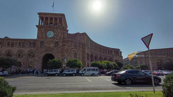 Акция протеста сотрудников ТЦ Петак у здания правительства (7 октября 2022). Еревaн - Sputnik Армения