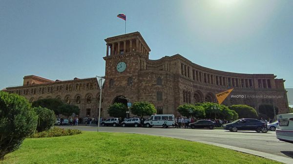 Акция протеста сотрудников ТЦ Петак у здания правительства (7 октября 2022). Еревaн - Sputnik Армения