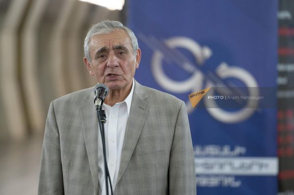 Председатель Союза композиторов Армении Арам Сатян выступает с речью на открытии выставки, посвященной 90-летию основания Союза композиторов Армении на станции метро Еритасардакан (7 октября 2022). Еревaн Председатель Союза композиторов Армении Арам Сатян выступает с речью на открытии выставки, посвященной 90-летию основания Союза композиторов Армении на станции метро Еритасардакан (7 октября 2022). Еревaн - Sputnik Армения