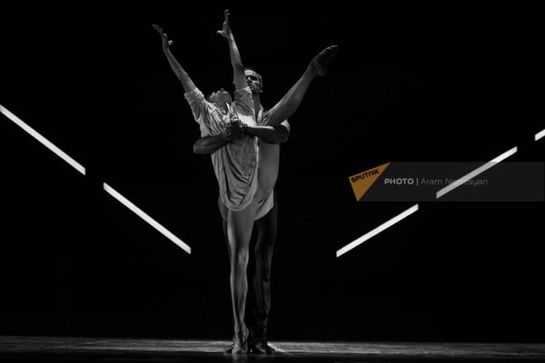 Ведь с учетом тех потрясений, которые происходят сейчас в мире, театр просто необходим людям. - Sputnik Армения