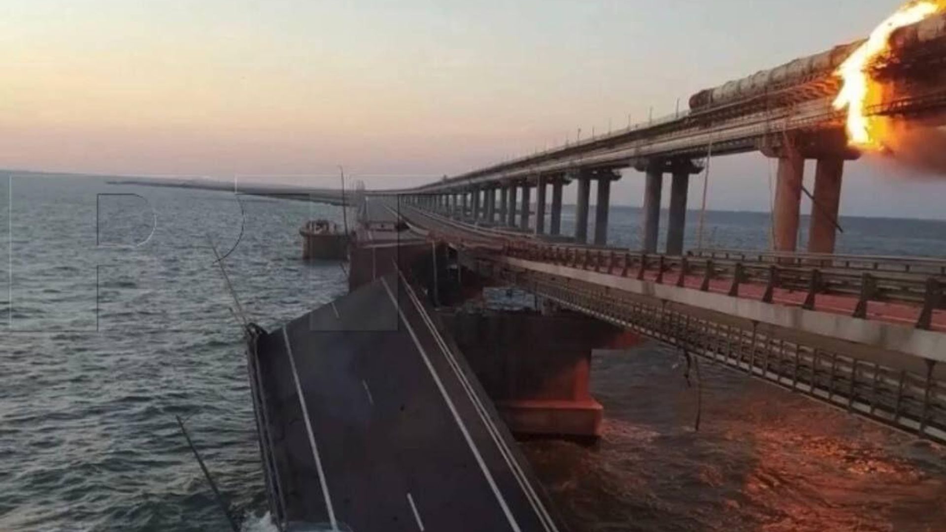 Крымский мост, на автомобильной части которого со стороны Таманского полуострова произошел подрыв грузового автомобиля, повлекший за собой возгорание семи топливных цистерн железнодорожного состава Крымский мост, на автомобильной части которого со стороны Таманского полуострова произошел подрыв грузового автомобиля, повлекший за собой возгорание семи топливных цистерн железнодорожного состава - Sputnik Армения, 1920, 14.10.2022