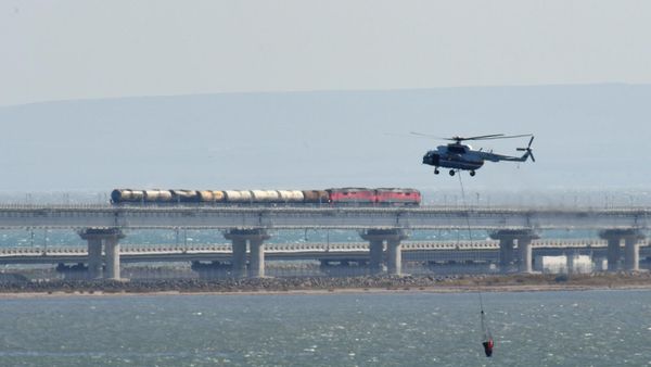 Крымский мост, на автомобильной части которого со стороны Таманского полуострова произошел подрыв грузового автомобиля, повлекший за собой возгорание семи топливных цистерн железнодорожного состава - Sputnik Армения