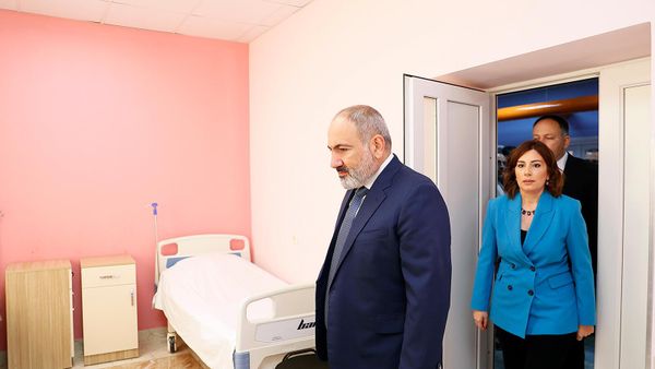 Премьер-министр Никол Пашинян посетил Национальный центр онкологии им. Фанарджяна (8 октября 2022). Еревaн - Sputnik Армения