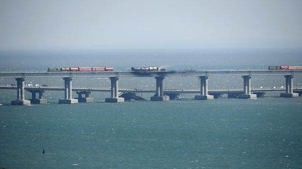 Железнодорожные составы с цистернами на Крымском мосту, на автомобильной части которого со стороны Таманского полуострова произошел подрыв грузового автомобиля, повлекший за собой возгорание семи топливных цистерн железнодорожного состава - Sputnik Армения