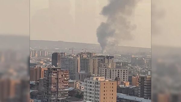 Стройматериалы горят в одной из частных построек Еревана - Sputnik Армения
