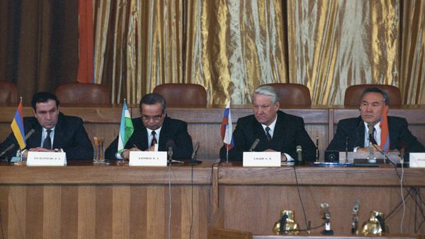 Слева направо: президент Армении Левон Тер-Петросян, президент Узбекистана Ислам Каримов, президент России Борис Ельцин и президент Казахстана Нурсултан Назарбаев. - Sputnik Армения