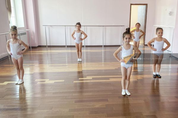 «Վարդուհի» արվեստի դպրոցի սաները պարապմունքի ժամանակ «Վարդուհի» արվեստի դպրոցի սաները պարապմունքի ժամանակ - Sputnik Արմենիա