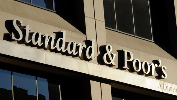Изображение логотипа рейтингового агентства Standard & Poor's на Уотер-стрит, 55 в Нью-Йорке - Sputnik Армения