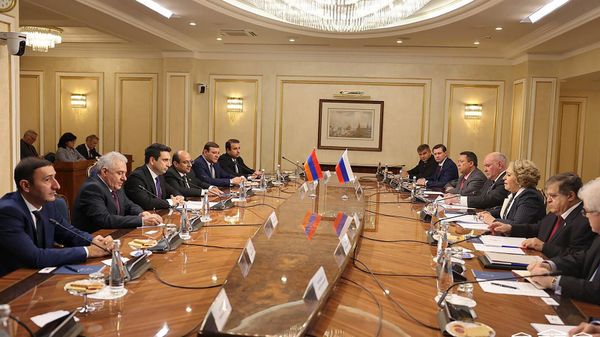 Председатель Национального собрания Армении Ален Симонян встретился со спикером Совета Федерации РФ Валентиной Матвиенко (10 октября 2022). Москвa - Sputnik Армения