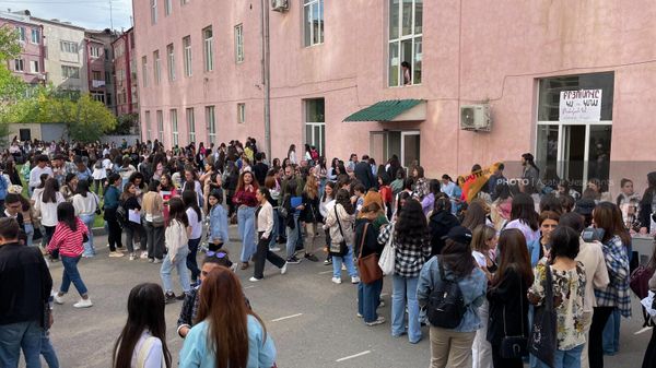 Студенты Государственного университета имени Брюсова на акции протеста (12 октября 2022). Еревaн - Sputnik Армения