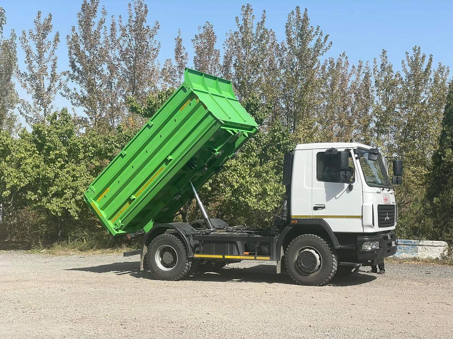 Мэрия Еревана приобрела новые автомобили для НКО Озеленение и охрана окружающей среды - Sputnik Արմենիա, 1920, 12.10.2022