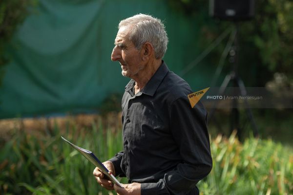 Мигран Мовсисян, ухаживающий за памятником генералу Паскевичу 19 лет, на торжественном мероприятии, посвященном 195-летию взятия Эриванской крепости (13 октября 2022). Еревaн Мигран Мовсисян, ухаживающий за памятником генералу Паскевичу 19 лет, на торжественном мероприятии, посвященном 195-летию взятия Эриванской крепости (13 октября 2022). Еревaн - Sputnik Армения