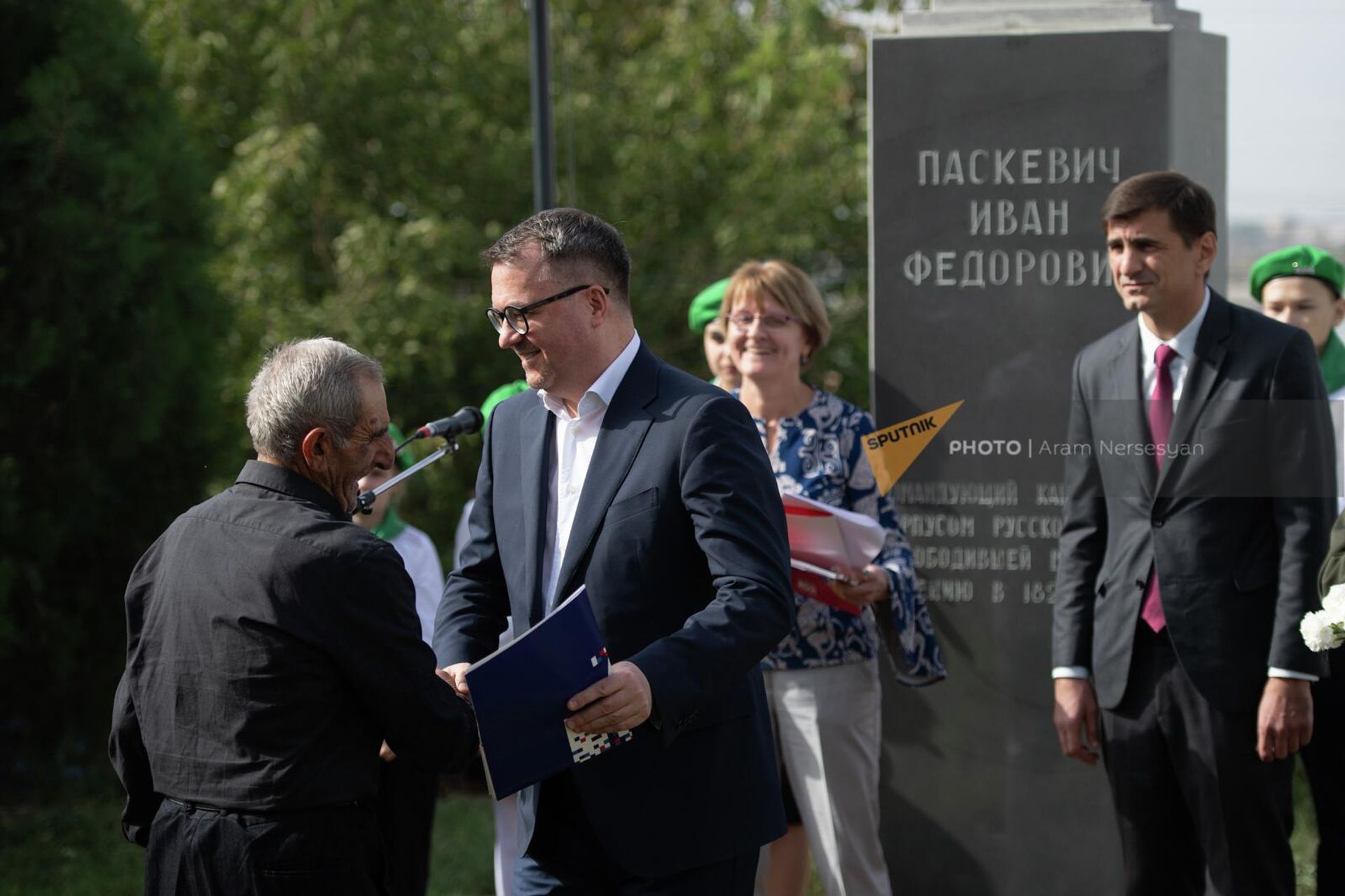 Мигран Мовсисян, ухаживающий за памятником генералу Паскевичу 19 лет, получает благодарственную грамоту из рук Вадима Фефилова на торжественном мероприятии, посвященном 195-летию взятия Эриванской крепости (13 октября 2022). Еревaн - Sputnik Արմենիա, 1920, 13.10.2022