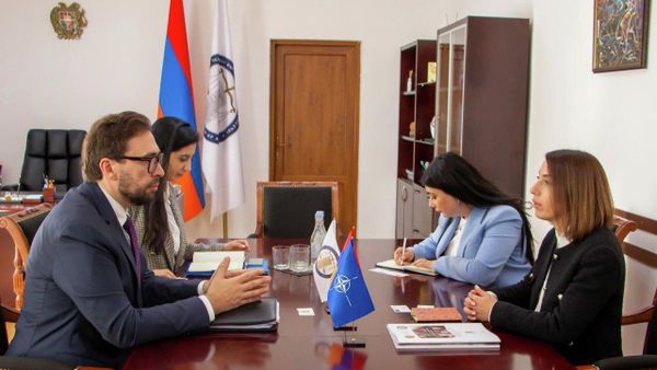Омбудсмен Кристине Григорян приняла главу офиса связи НАТО в Грузии Александра Винникова (13 октября 2022). Еревaн - Sputnik Армения