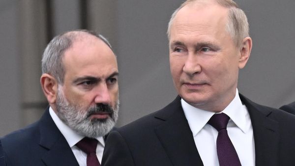 Премьер-министр Армении Никол Пашинян и президент РФ Владимир Путин перед церемонией совместного фотографирования глав государств - участников Содружества Независимых Государств (14 октября 2022). Астана - Sputnik Армения