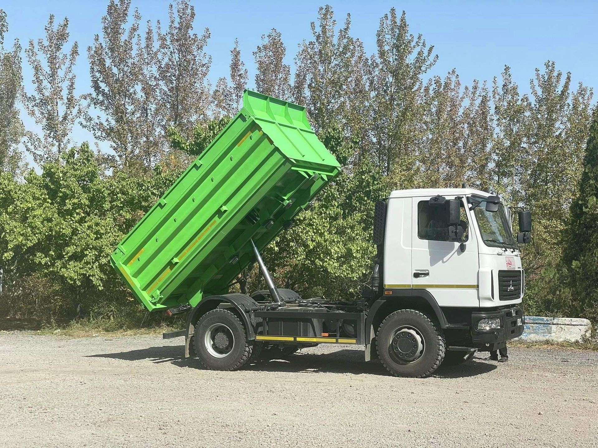Новые грузовики и водометы на стоянке мэрии Еревана АО Озеленение и защита окружающей среды (14 октября 2022). Еревaн - Sputnik Армения, 1920, 14.10.2022
