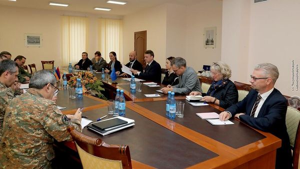 ՀՀ ԳՇ պետն ընդունել է ԵՄ տեխնիկական գնահատման առաքելության անդամներին - Sputnik Արմենիա