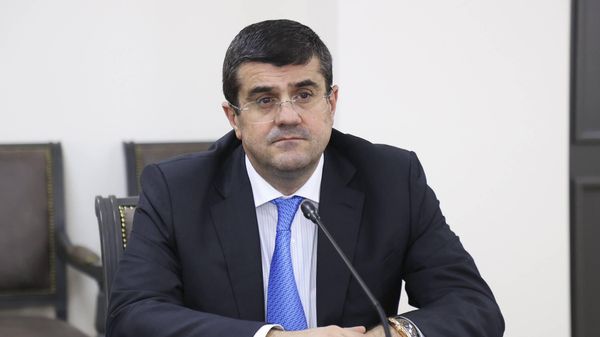 Министр иностранных дел Арарат Мирзоян встретился с делегацией во главе с президентом Карабаха Араиком Арутюняном (15 октября 2022). Еревaн - Sputnik Армения