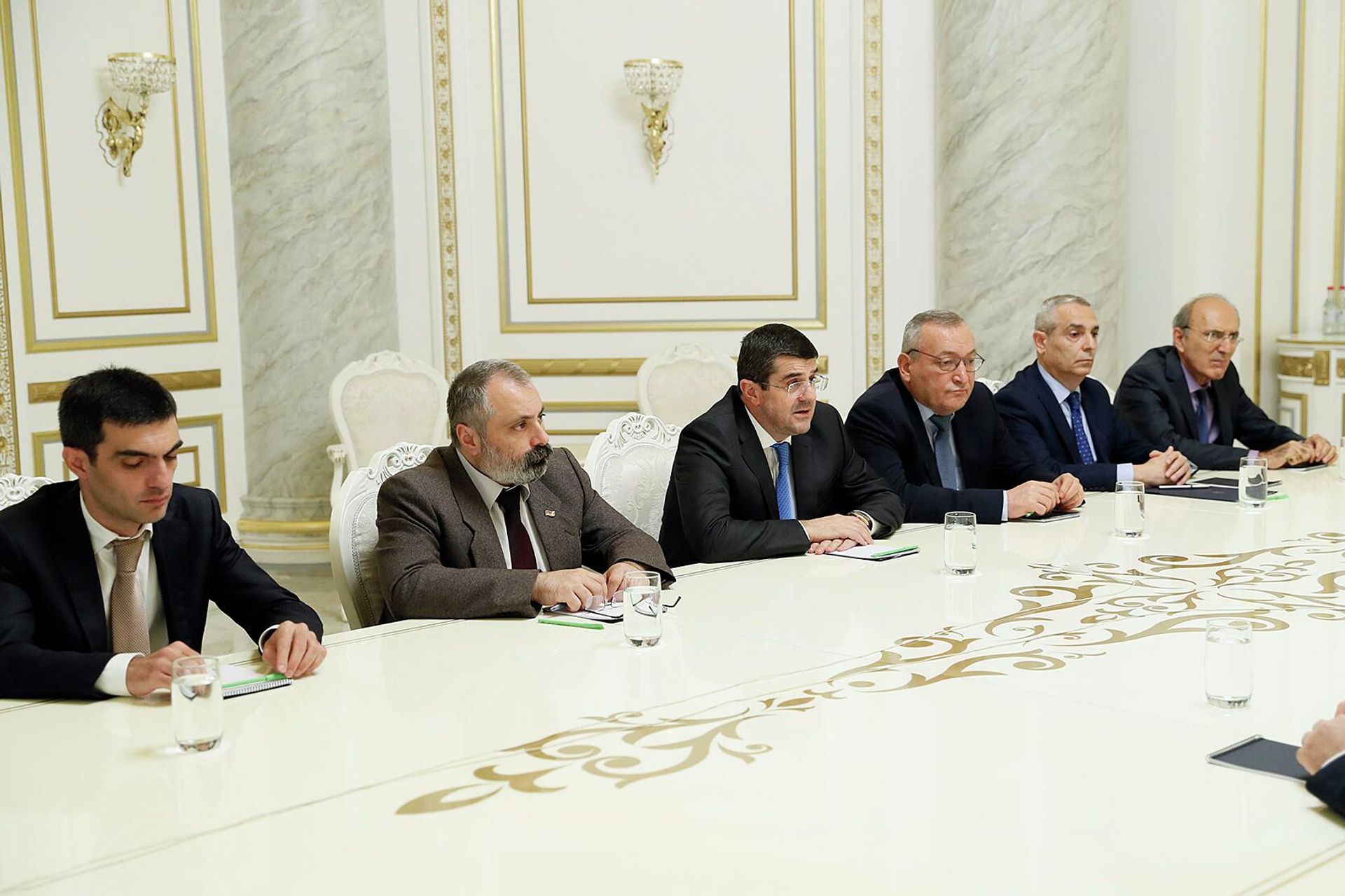 Премьер-министр Никол Пашинян принял в правительстве делегацию во главе с президентом Карабаха Араиком Арутюняном (15 октября 2022). Еревaн - Sputnik Արմենիա, 1920, 15.10.2022