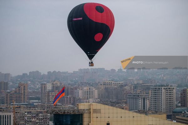 Օդապարիկն անցնում է Հայոց եռագույնի մոտով - Sputnik Արմենիա
