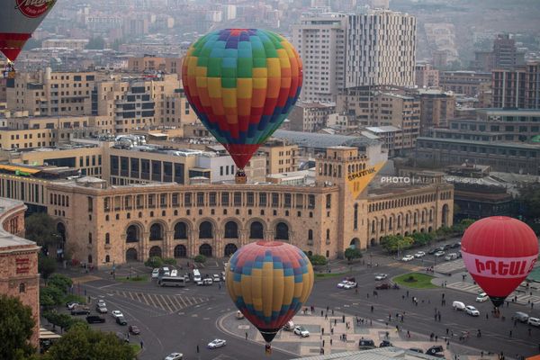 Օդապարիկներն արդեն Հանրապետության հրապարակի վերևում են - Sputnik Արմենիա