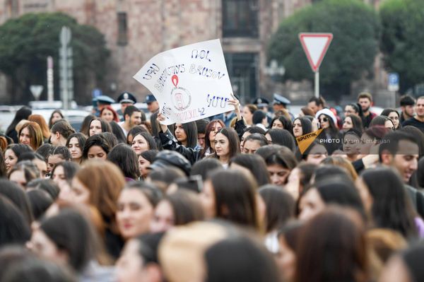 Բրյուսովի ուսանողները ռեկտորի հետ գնում են կառավարություն - Sputnik Արմենիա