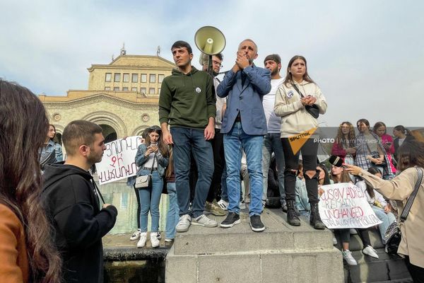 Բրյուսովի ուսանողները ռեկտորի հետ գնում են կառավարություն - Sputnik Արմենիա