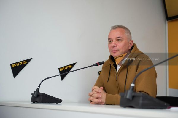 Дмитрий Писаренко на церемонии награждения победителей и призёров конкурса современного очерка имени Достоевского в мультимедийном пресс-центре Sputnik (17 октября 2022). Еревaн Дмитрий Писаренко на церемонии награждения победителей и призёров конкурса современного очерка имени Достоевского в мультимедийном пресс-центре Sputnik (17 октября 2022). Еревaн - Sputnik Армения