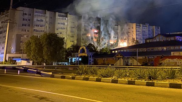 Пожар после падения сверхзвукового истребителя-бомбардировщика Су-34 у жилого дома (17 октября 2022). Ейск - Sputnik Армения