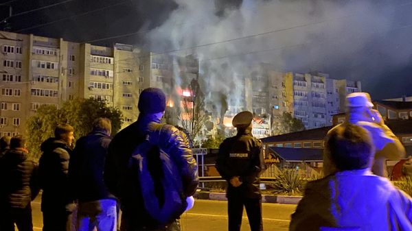 Пожар после падения сверхзвукового истребителя-бомбардировщика Су-34 у жилого дома (17 октября 2022). Ейск - Sputnik Армения