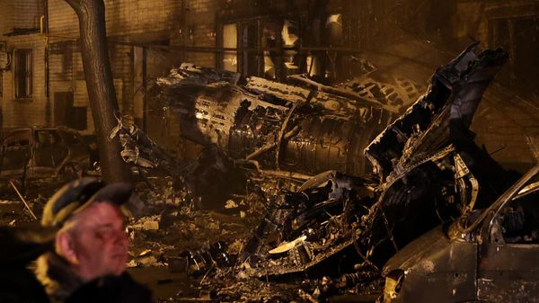 Фрагмент сверхзвукового истребителя-бомбардировщика Су-34, упавшего на жилой дом в Ейске - Sputnik Армения