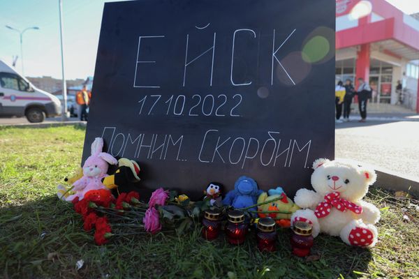 Стихийный мемориал на месте трагедии - Sputnik Армения