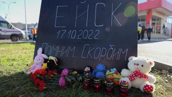 Стихийный мемориал у многоэтажного дома, повреждённого в результате крушения сверхзвукового истребителя-бомбардировщика Су-34 в Ейске - Sputnik Армения