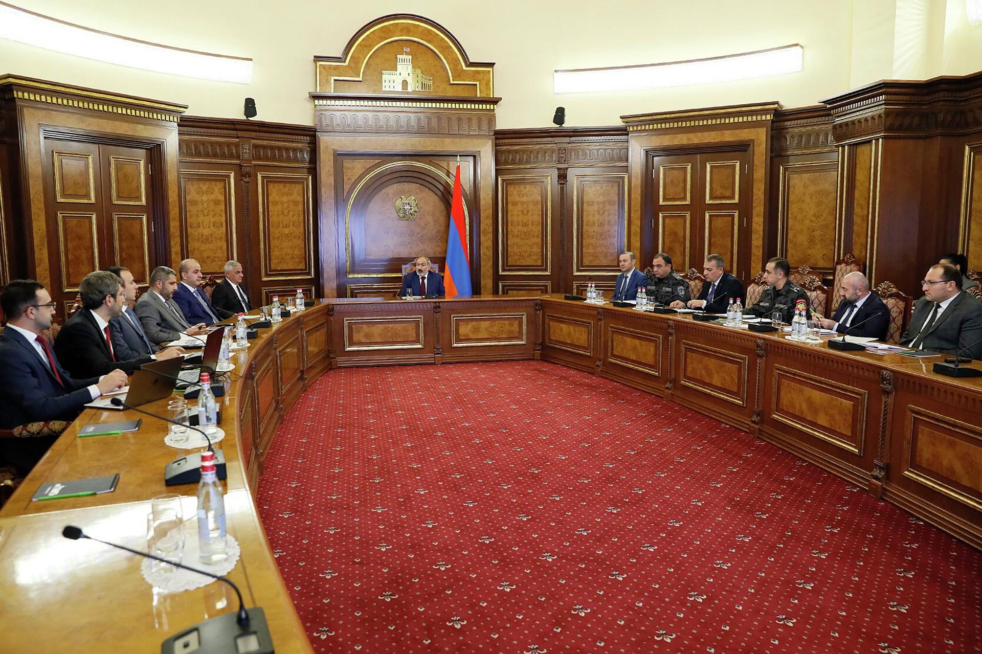 В рамках состоявшегося под руководством премьер-министра Никола Пашиняна совещания были обсуждены вопросы, касающиеся структуры и функций новообразованного Министерства внутренних дел (18 октября 2022). Еревaн - Sputnik Армения, 1920, 18.10.2022