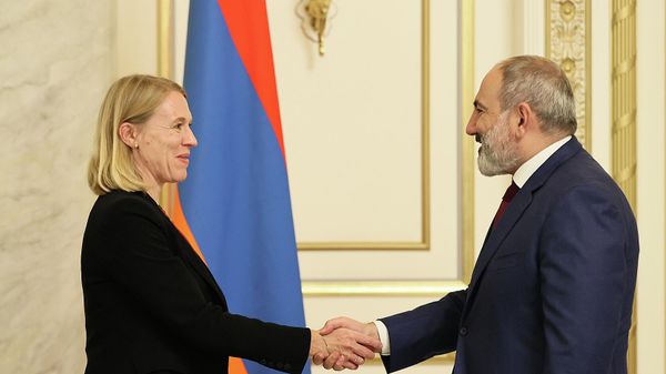Премьер-министр Никол Пашинян принял делегацию во главе с министром иностранных дел Норвегии Анникен Хютфельдт (18 октября 2022). Еревaн - Sputnik Армения