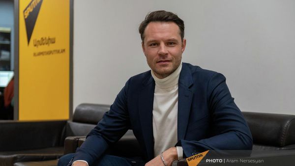 Российский актер театра и кино Евгений Пронин в гостях радио Sputnik - Sputnik Армения