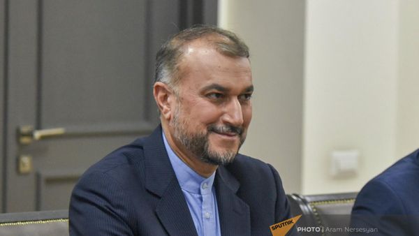 Главы МИД Армении и Ирана Арарат Мирзоян и Хосейн Амир Абдоллахиан проводят брифинг (20 октября 2022). Еревaн - Sputnik Армения