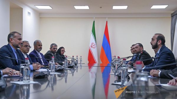 Главы МИД Армении и Ирана Арарат Мирзоян и Хосейн Амир Абдоллахиан проводят брифинг (20 октября 2022). Еревaн - Sputnik Армения