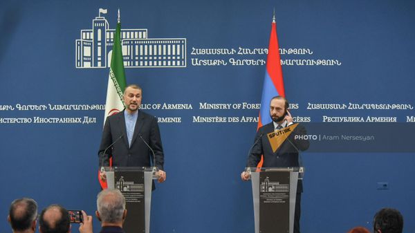 Совместная пресс-конференция глав МИД Армении и Ирана Арарата Мирзояна и Хосейна Амира Абдоллахиана по итогам встречи (20 октября 2022). Еревaн - Sputnik Армения