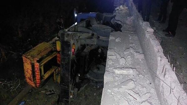 В селе Норамарг на газопроводе перевернулся автокран (20 октября 2022). Араратская область - Sputnik Армения