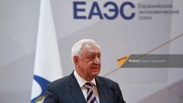 Председатель коллегии Евразийской экономической комиссии Михаил Мясникович выступаeт на брифинге по итогам заседания Евразийского межправительственного совета (21 октября 2022). Еревaн - Sputnik Армения