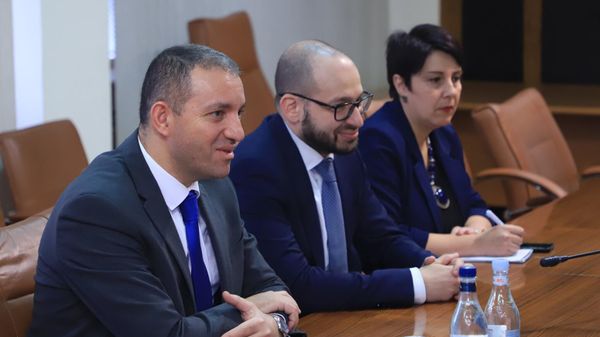Էկոնոմիկայի նախարար Վահան Քերոբյանն ընդունել է «Ռոստելեկոմ» ՀԲԸ-ի նախագահ Միխայիլ Օսեևսկիին - Sputnik Արմենիա
