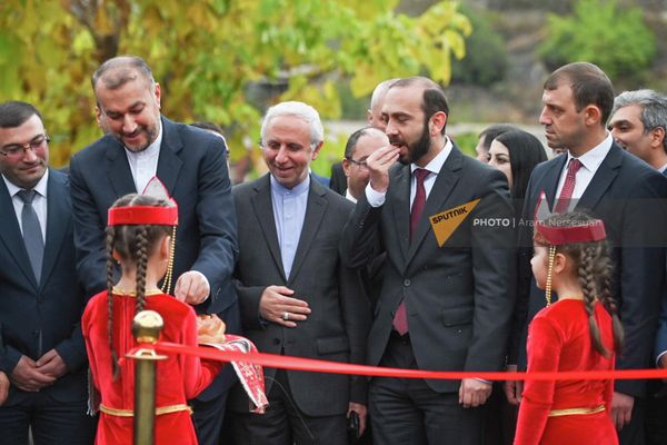 Բացման արարողությանը ներկա էին Հայաստանի և Իրանի ԱԳ նախարարներ Արարատ Միրզոյանը և Հոսեյն Ամիր Աբդոլլահիյանը, ինչպես նաև դեսպան Աբաս Բադախշան Զոուրին - Sputnik Արմենիա