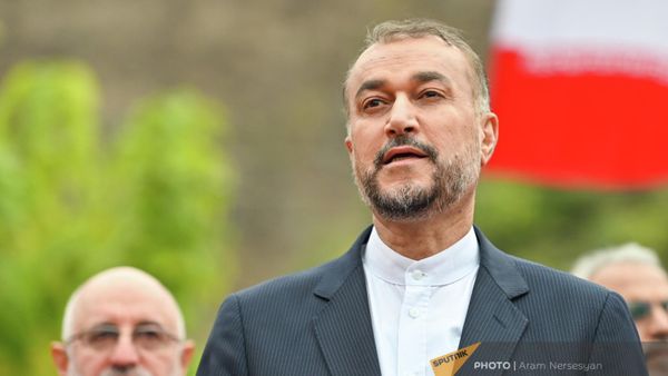 Главы МИД Армении и Ирана Арарат Мирзоян и Хосейн Амир Абдоллахиан на открытии генконсульства Ирана в Капане ( 21 октября 2022). Сюник - Sputnik Армения
