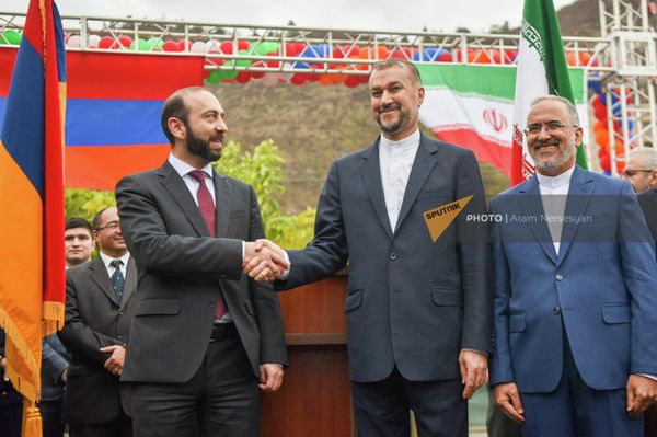 Արարատ Միրզոյանն ու Հոսեյն Ամիր Աբդոլլահիանը հանդիպումն ավարտում են ամուր ձեռքսեղմամբ - Sputnik Արմենիա
