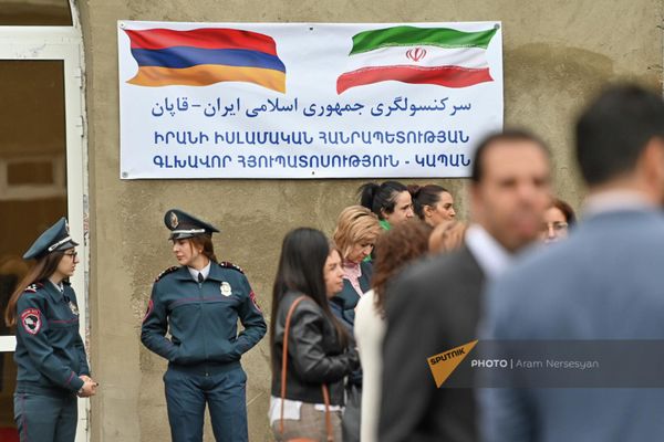 Երկլեզու տեղեկատվական ցուցանակ գլխավոր հյուպատոսության մուտքին - Sputnik Արմենիա