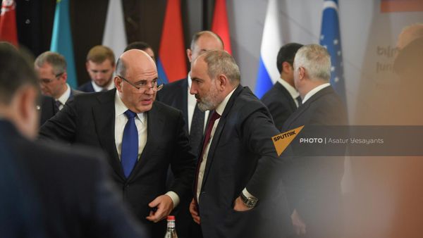 Премьер-министры Армении и России Никол Пашинян и Михаил Мишустин беседуют на заседании Евразийского межправительственного совета в расширенном составе (21 октября 2022). Еревaн - Sputnik Армения