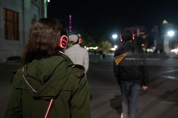 Туристы в наушниках аудиогида Talk city на улицах Еревана - Sputnik Армения