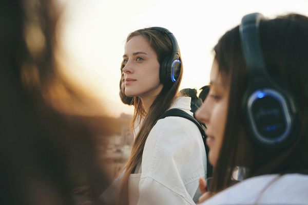 Туристы в наушниках аудиогида Talk city на улицах Еревана - Sputnik Армения