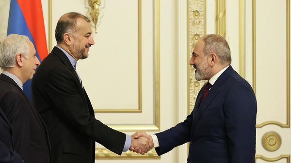 Премьер-министр РА Никол Пашинян обсудил повестку двусторонних отношений с министром иностранных дел Ирана  Хосейном Амиром Абдоллахианом (22 октября 2022). Еревaн - Sputnik Армения